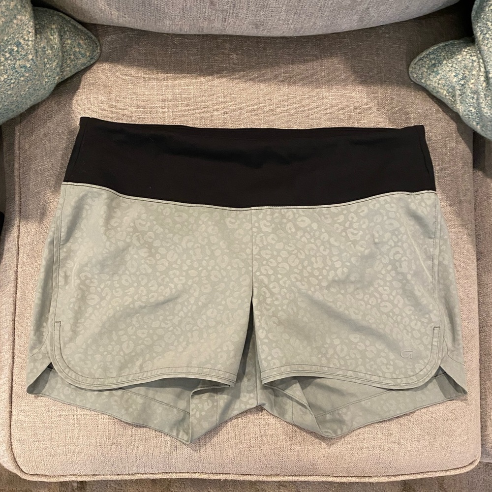 Maternity GapFit 3.5" Running Shorts Small EUC sage cheetah print